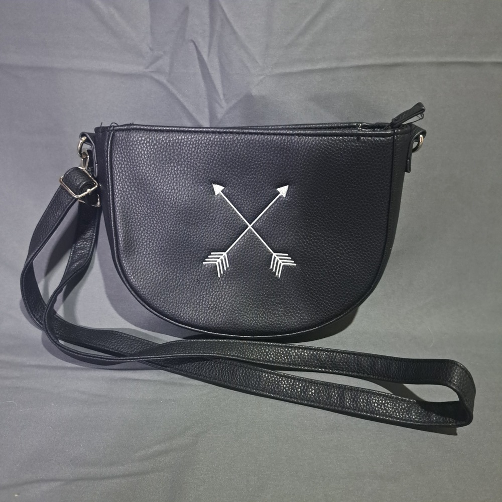 Jewell‎ by Thirty-One Black Pebbled Crossed Arrow Crossbody Bag